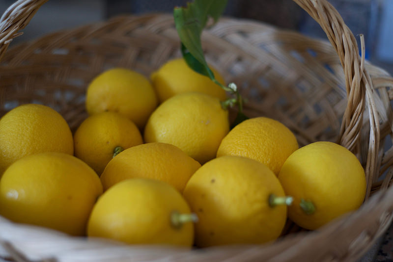 Come usare il limone per pulire e sgrassare le superfici