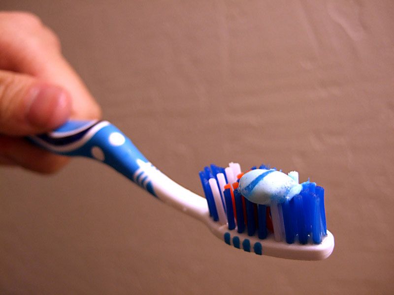Tutti gli usi alternativi e sorprendenti del dentifricio