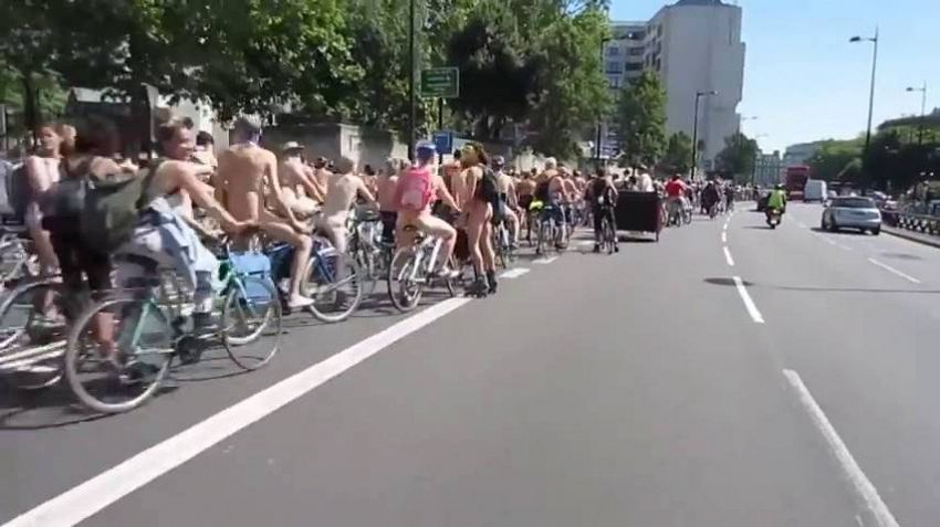 Tutti nudi in bicicletta, a Newcastle l'incredibile protesta