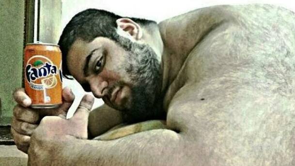 Hulk esiste e vive in Iran, pesa 150 chili e ha 59k follower su Instagram
