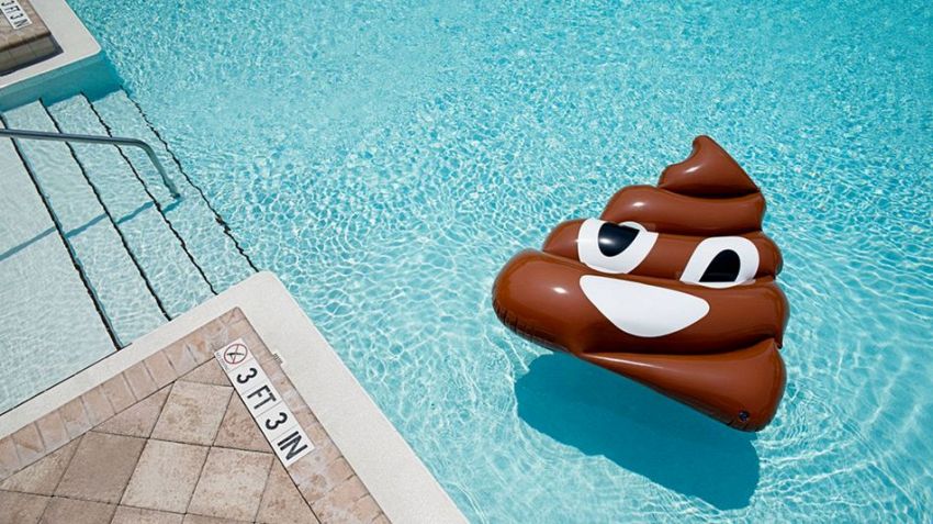 Le emoji galleggianti sono irrinunciabili per ogni piscina