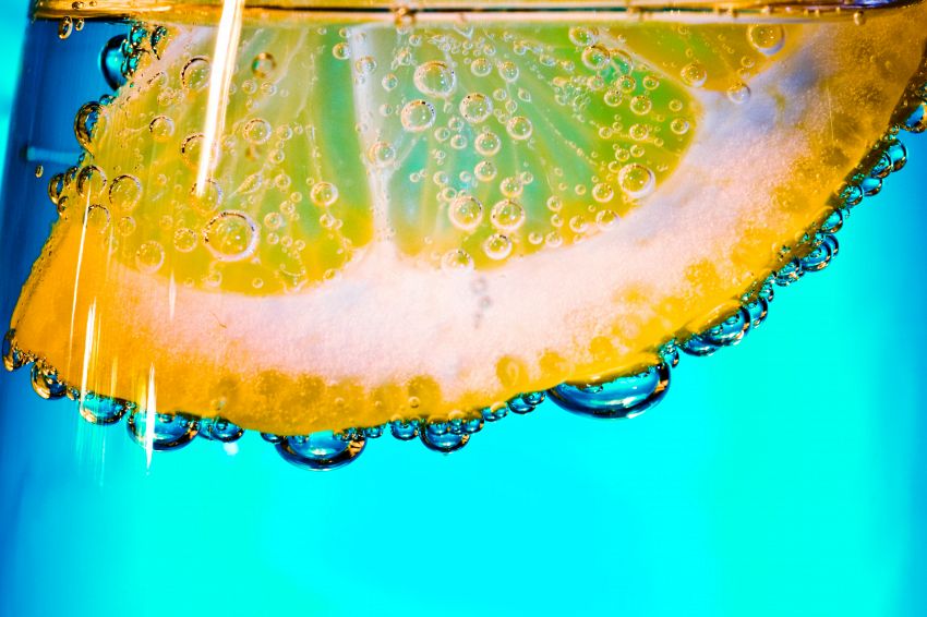 Tutte le 15 ragioni per cui dovreste bere acqua e limone tutti i giorni