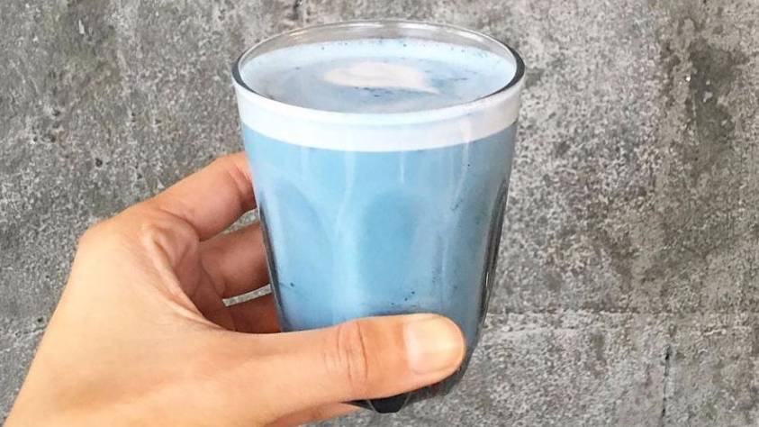 In Australia bevono latte blu, voi lo provereste nel cappuccino?