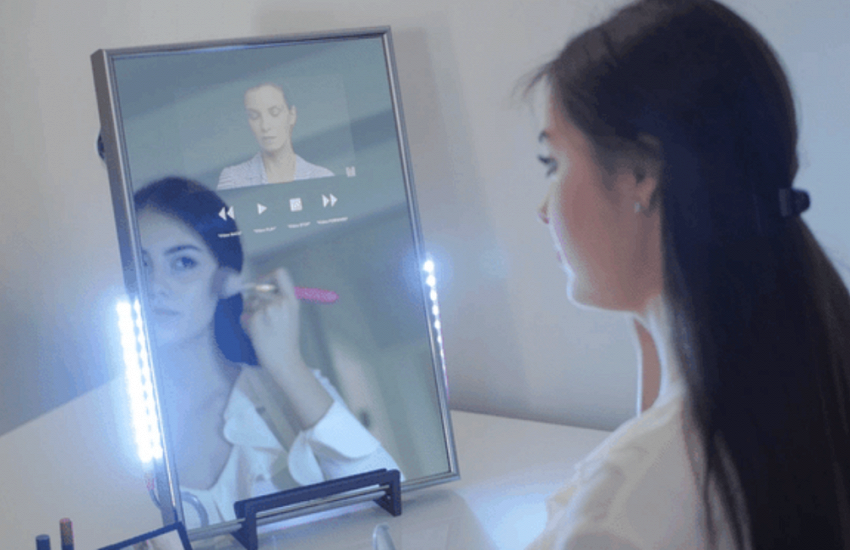 Lo specchio magico connesso: sul display messaggi, video e musica