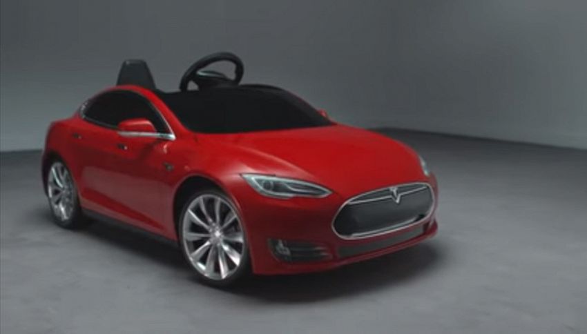 Vi piacciono le super car Tesla? Ora vostro figlio può guidarne una