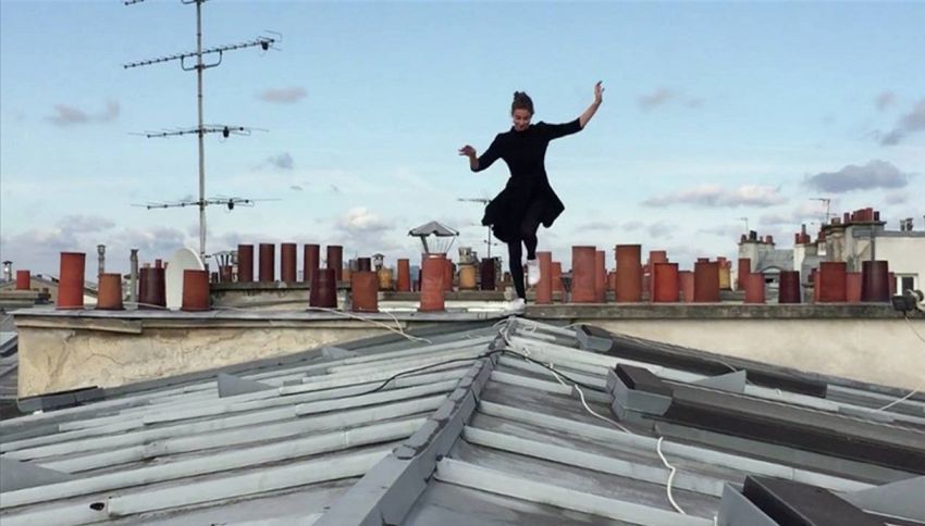 Donna ragno salta e corre per i tetti di Parigi: il video mozzafiato