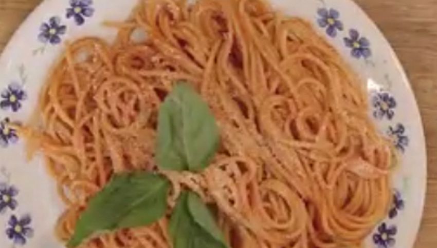 Ecco mondo come si fanno davvero gli spaghetti: il video è virale