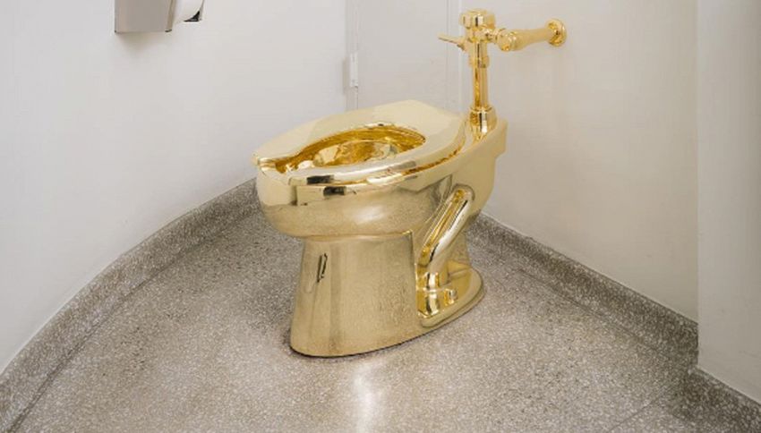 Al Guggenheim la tazza d'oro di Cattelan: "Si può anche usare"