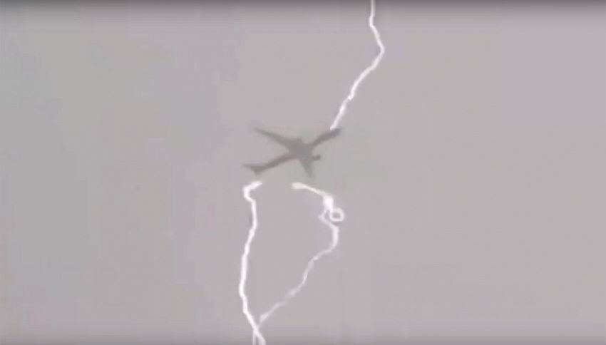 Decollo da paura: fulmine colpisce in pieno l'aereo