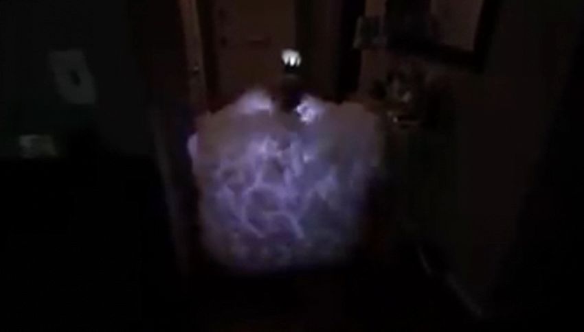 Papà veste bambina da nuvola in tempesta per Halloween