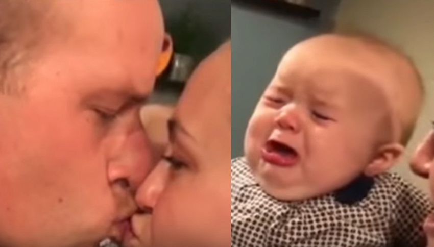 La neonata gelosissima che piange quando i genitori si baciano