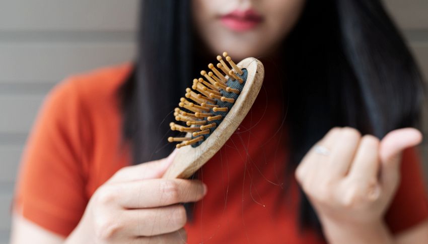 Capelli, vai a dormire con la coda o le trecce? Il problema a cui andrai incontro