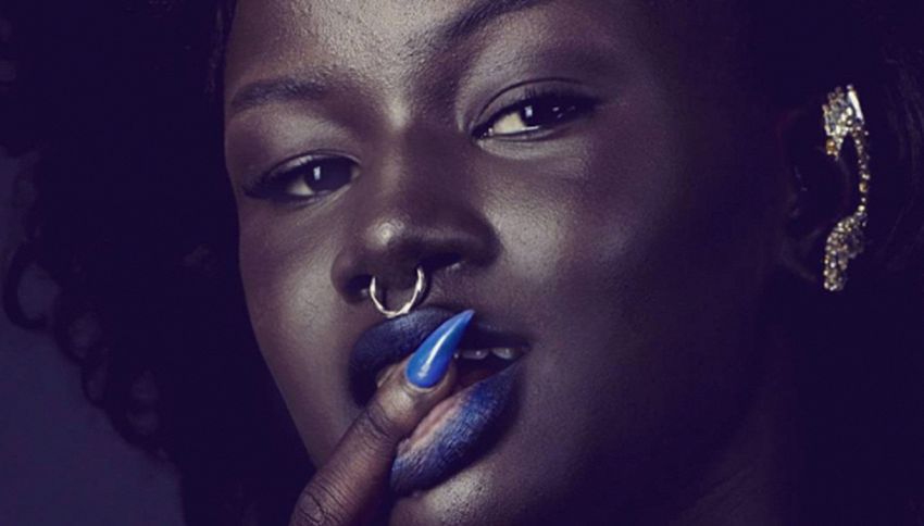 Khoudia: la modella con la pelle più scura al mondo contro il bullismo