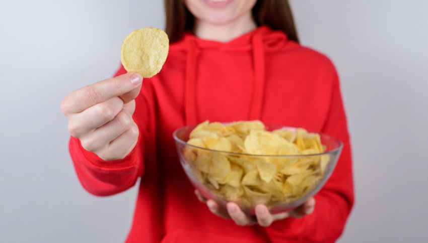 Questa è la patatina più piccante al mondo: cosa succede quando la mangi