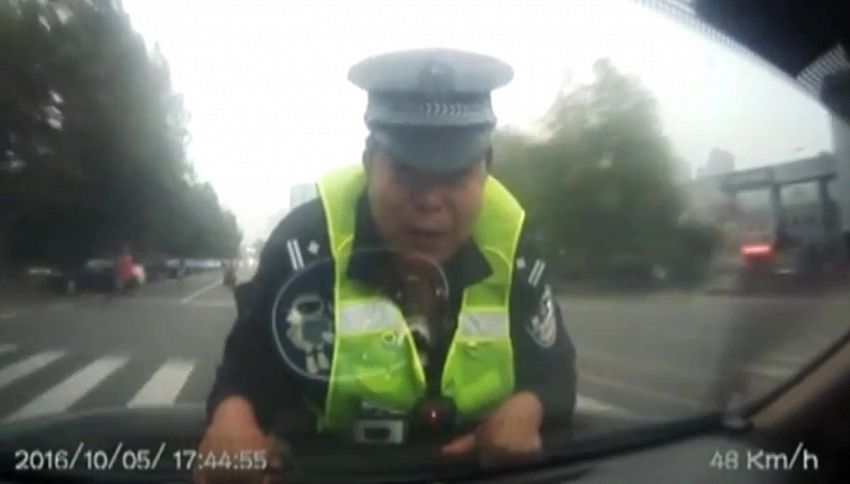 Poliziotto senza paura: due chilometri sul cofano dell'auto in fuga