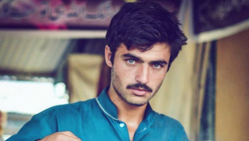 Chi è Arshad Khan, il venditore di tè diventato famoso per una foto su Instagram