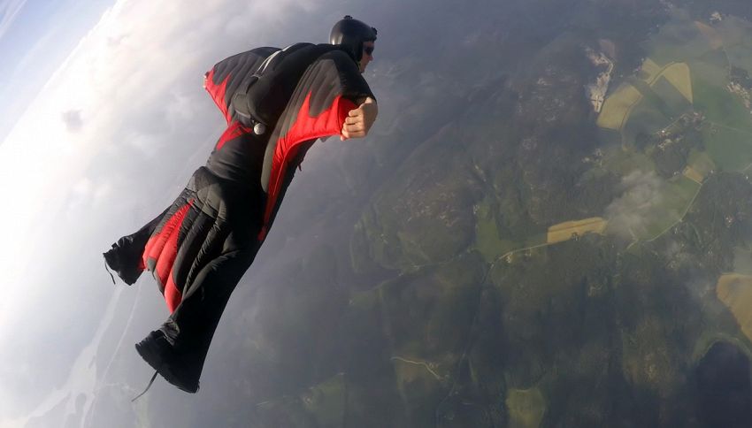 Base jumping, lo sport più estremo del mondo conquista il web