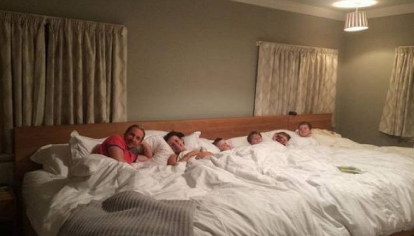 Costruiscono un letto di 5 metri per dormire insieme con i 4 figli