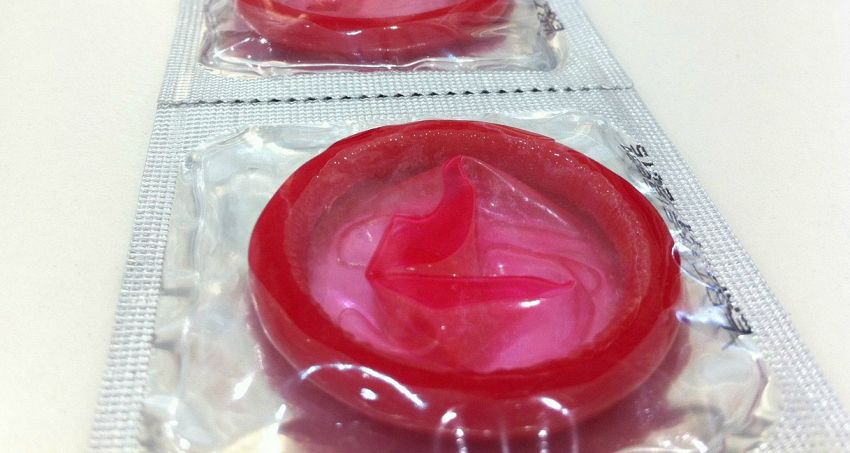 Controllare lo stato di conservazione di un preservativo è importante