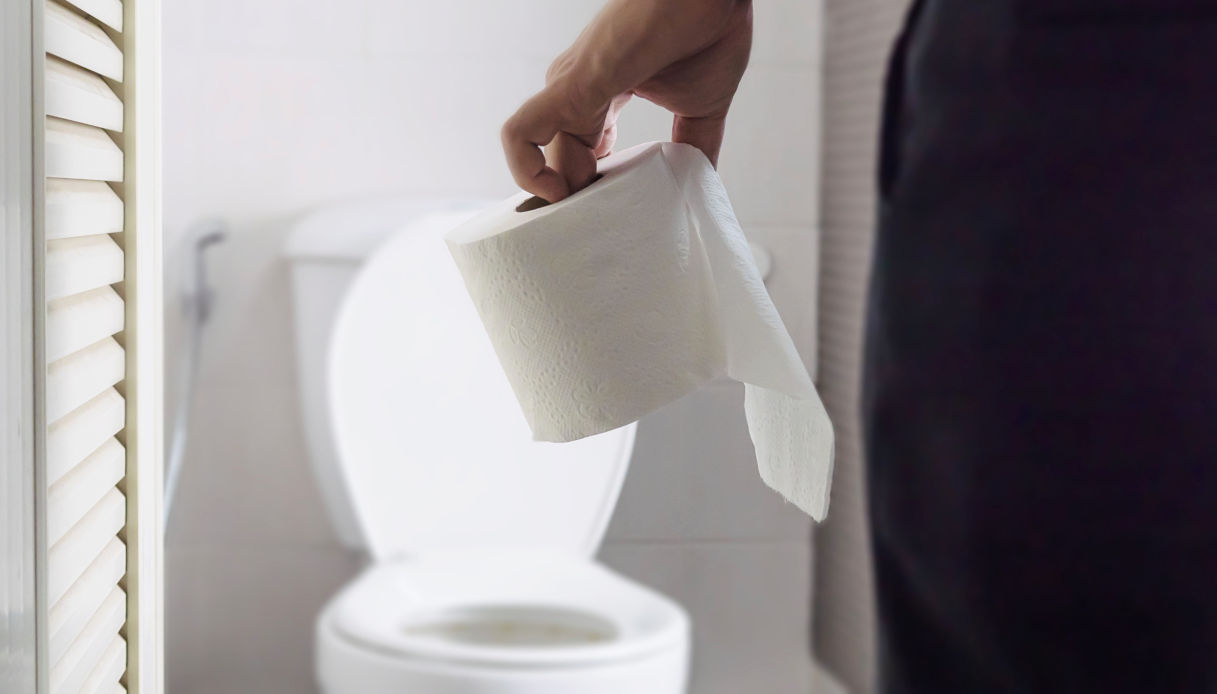 Posizionare la carta igienica con il lato anteriore o posteriore rivolto in avanti: perch&eacute; &eacute; importante metterla cos&igrave;?