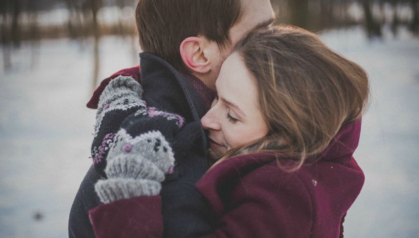 Il lavoro pi&ugrave; sorprendente del momento: 350 euro al giorno per dare abbracci (e sta diventando una professione vera)