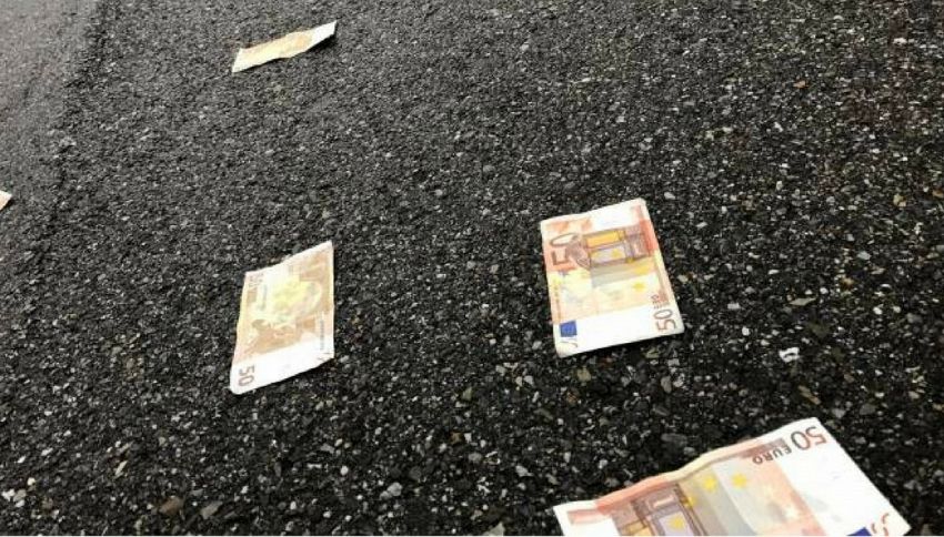 Il mistero delle banconote da 50 euro che piovono dal cielo