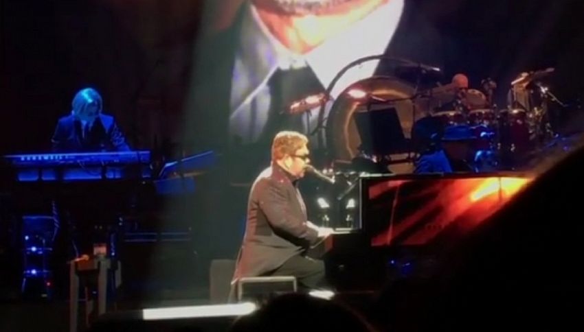 Elton John in lacrime durante il tributo a George Michael