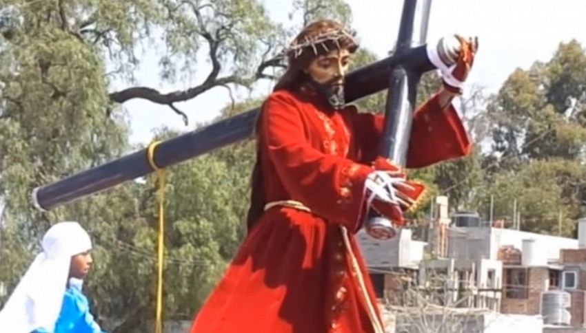 Messico, la statua di Gesù si muove durante una processione