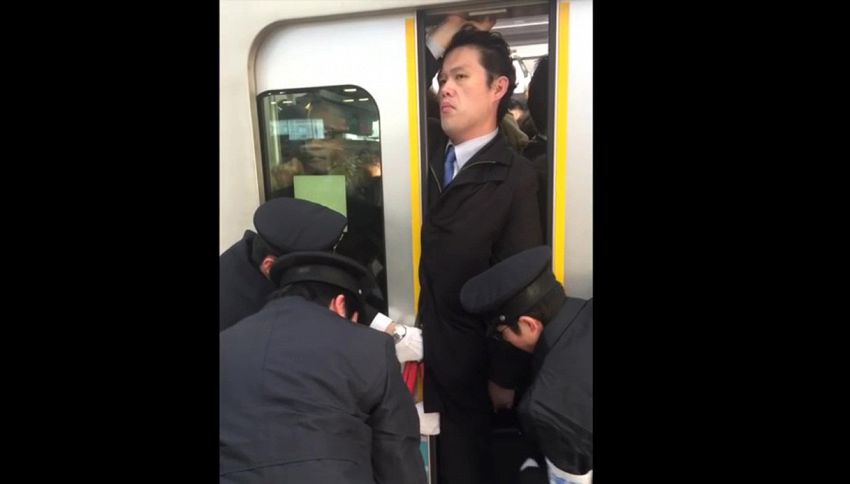 Impassibile mentre lo schiacciano in metro: il video è virale