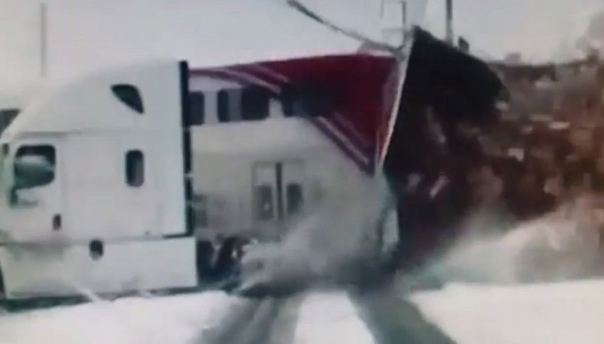 Camion della FedEx tranciato in due da treno in corsa: da brividi