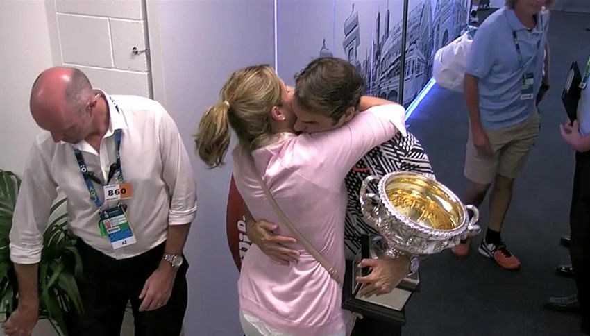 Il tenero abbraccio tra Federer e Mirka dopo gli Australian Open