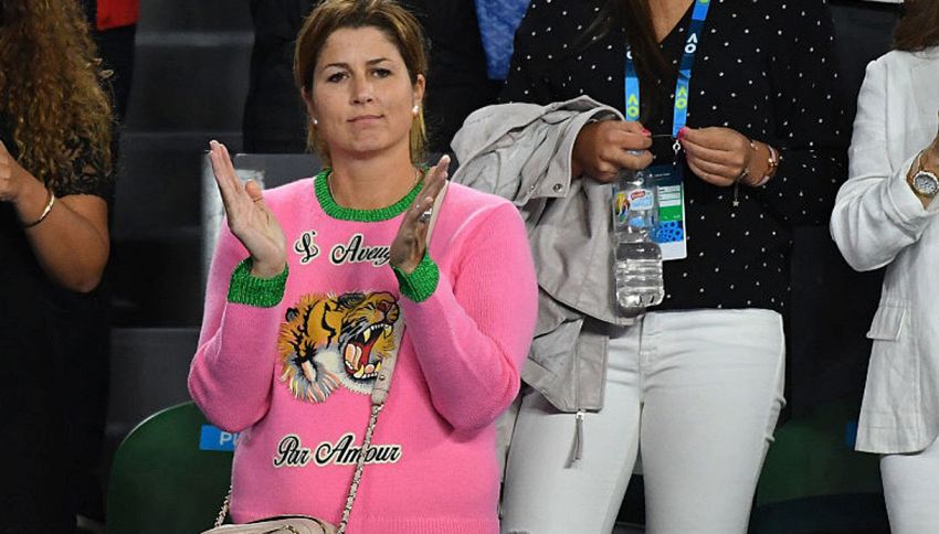 La maglia-pigiama di Mirka Federer scatena i social