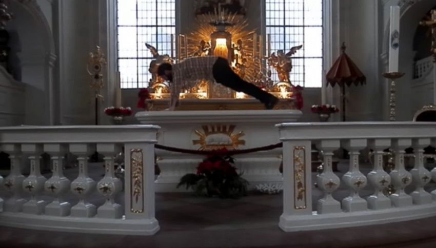 Flessioni sull'altare della Basilica: la folle performance