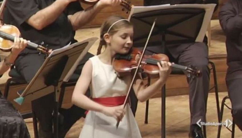 Ha 11 anni la piccola Mozart inglese, compositrice prodigio