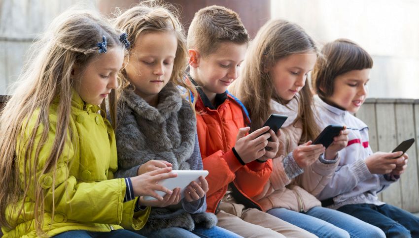 Telefono Azzurro: niente smartphone ai figli prima dei 15 anni