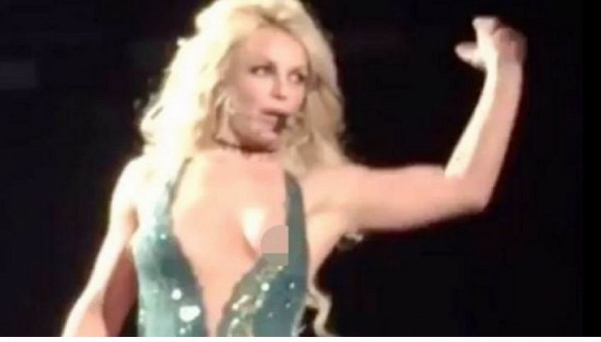 Incidente sexy per Britney Spears: fuori di seno al concerto