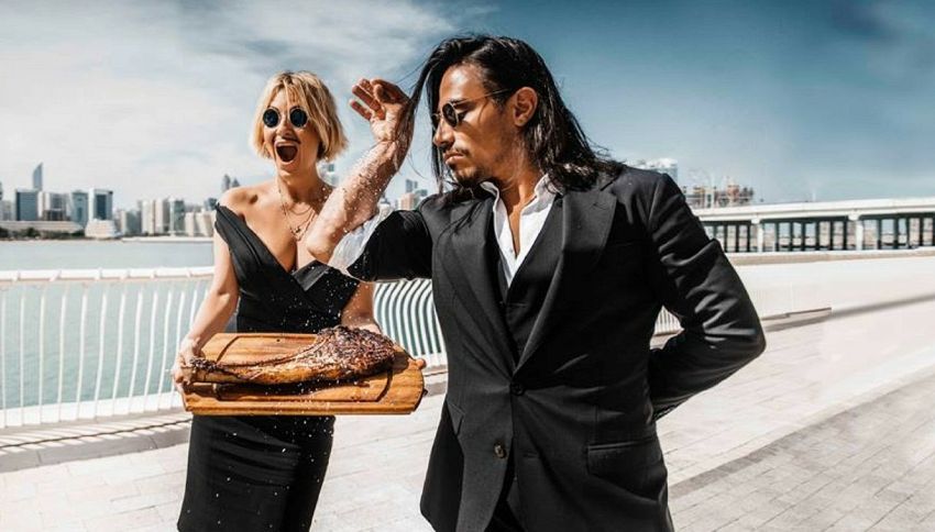 Chi è “Salt Bae”, cuoco turco che tratta la carne come un’amante