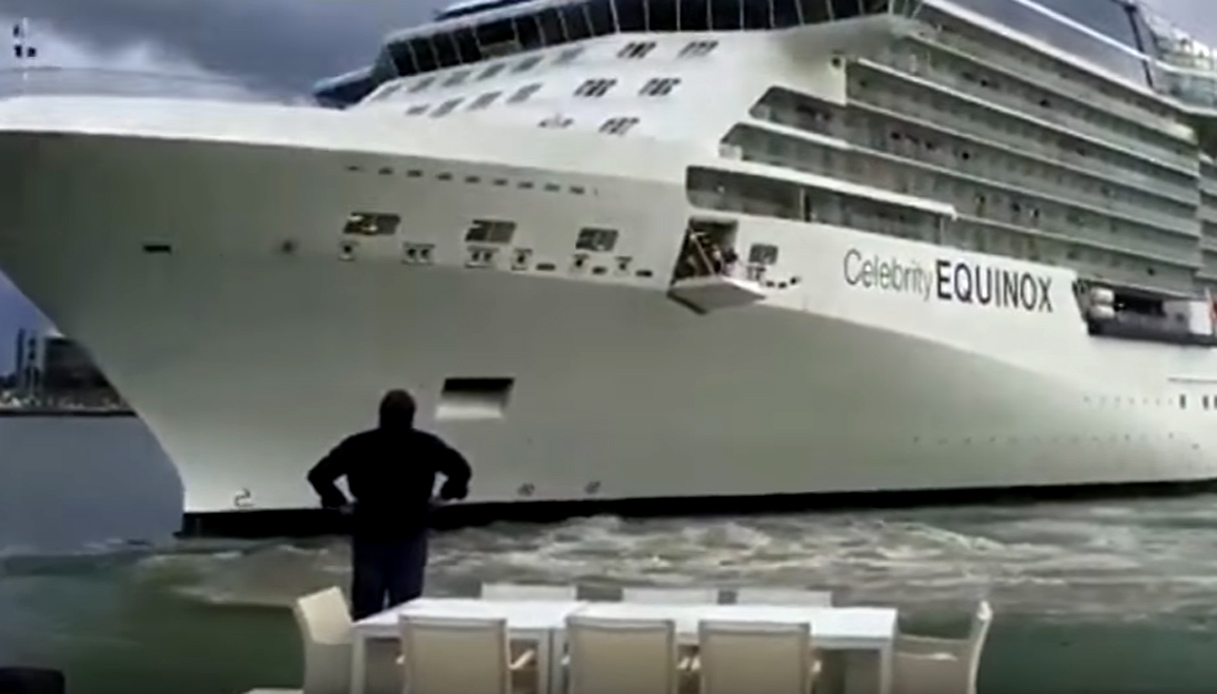 La Nave Sta Per Entrargli In Casa Uomo Si Sbraccia Per Salvarla