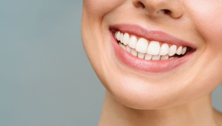 Come sbiancare i denti naturalmente (a costo zero): i rimedi naturali dal potere sbiancante