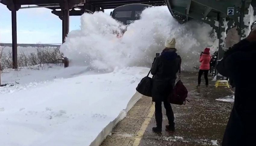 Cattura lo spettacolare momento di un treno nella bufera