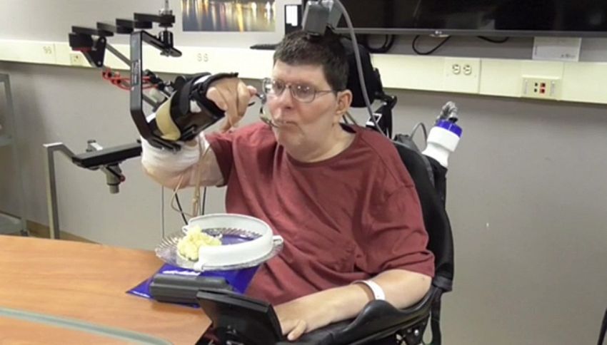 Tetraplegico torna a muovere le mani con l'invenzione hi-tech