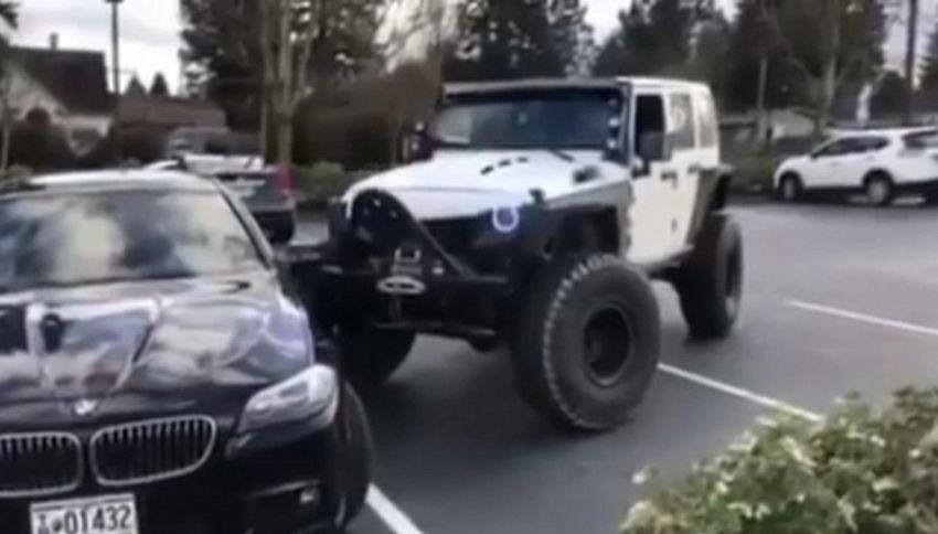 Jeep contro BMW: tutto per un parcheggio