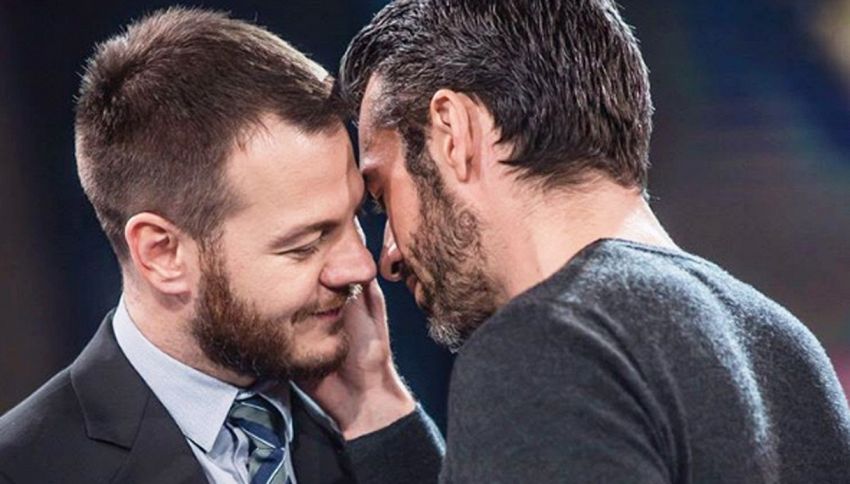 Il bacio in diretta tra Cattelan e Argentero scatena il web