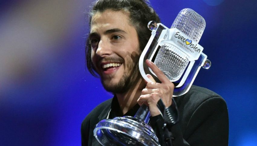 Chi è Salvador Sobral, il cantante vincitore dell'Eurofestival
