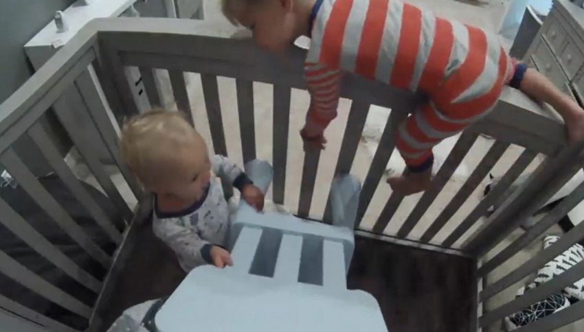 Fuga dalla culla: il video dei fratellini diventa virale
