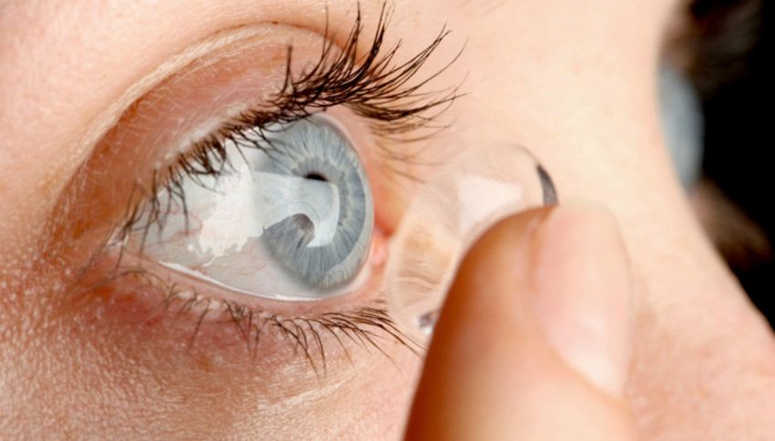 Un chirurgo trova 27 lenti a contatto nell'occhio di una donna