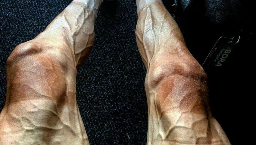 Le gambe di un ciclista dopo 16 giorni di Tour de France