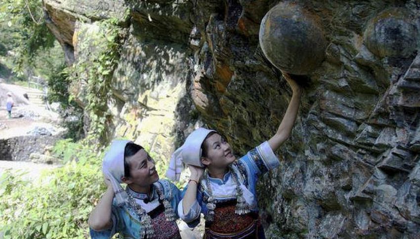 Cina, il mistero della montagna che produce uova
