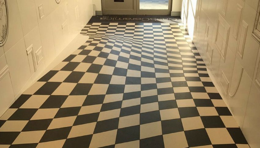 Il pavimento con l’illusione ottica: sembra sprofondare!