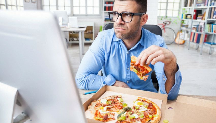 Mangiare da soli fa male. Lo dice la scienza